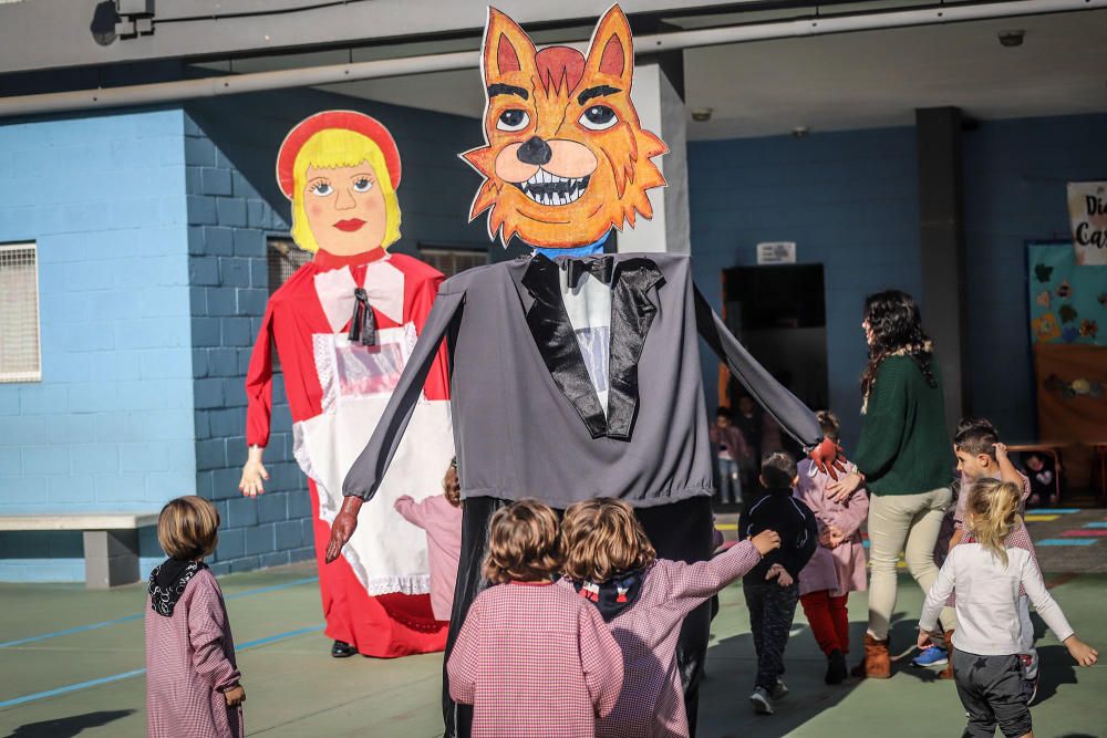 Los profesores recrean la tradición del pasacalles de La Charamita en el patio del Colegio Público Cuba durante las fiestas patronales