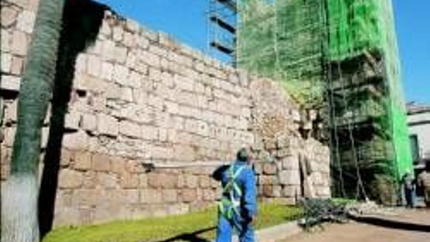 Los técnicos apuntalan las torres de la alcazaba para su restauración