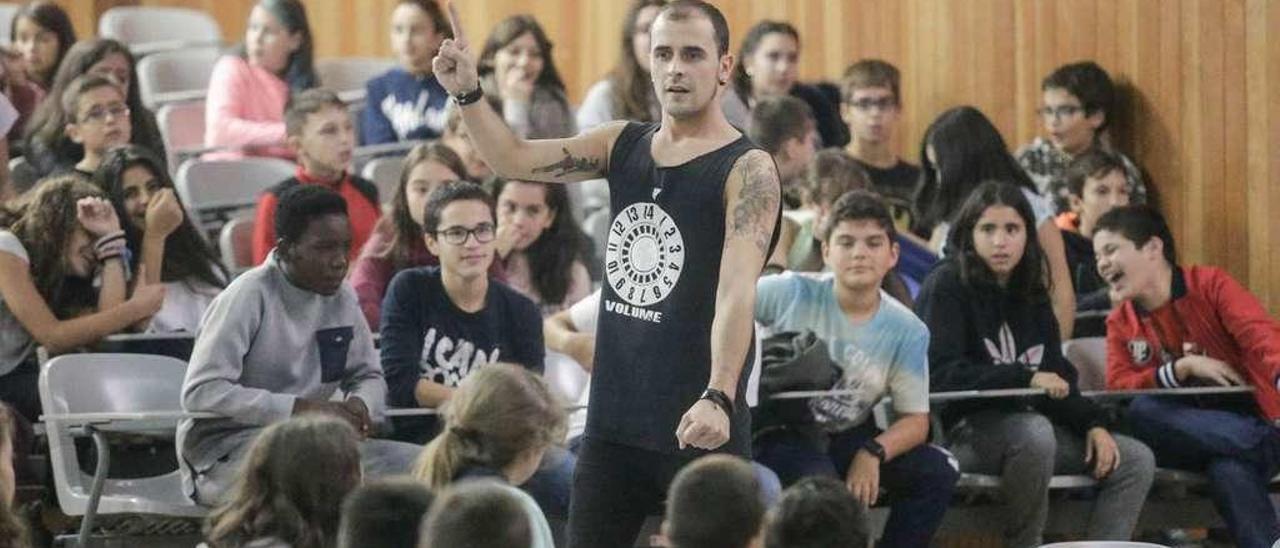 El profesor Gonzalo Maceira Hermida durante una de sus clases en un centro de la provincia de Pontevedra.