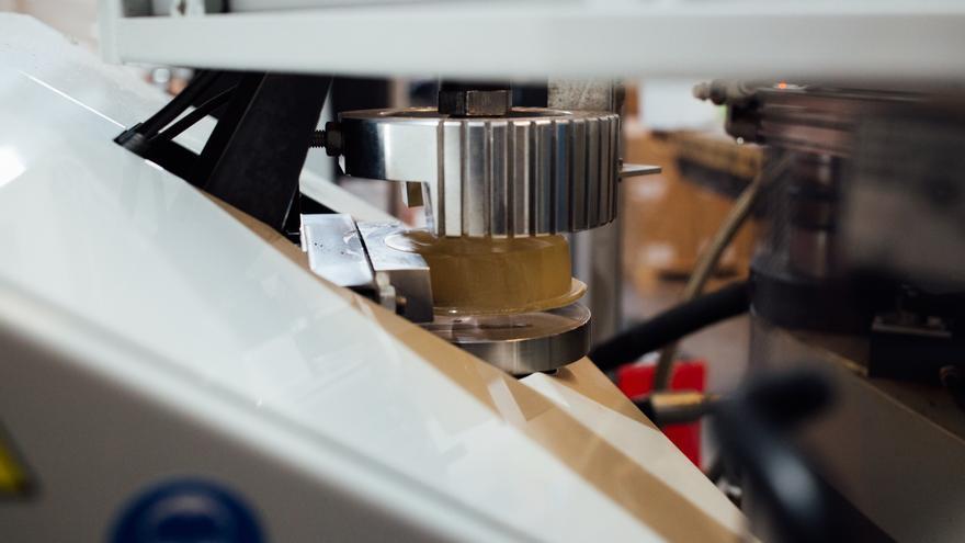 Paso 4 | Un tornillo calienta el material formando una &#039;pelota&#039; de plástico que será prensada.