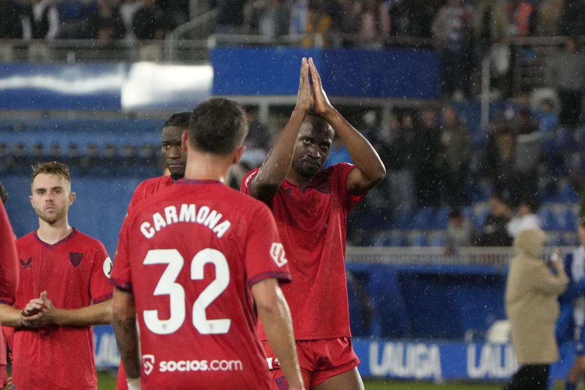 VITORIA-GASTEIZ, 20/09/2024.- Los jugadores del Sevilla a la finalización del partido de la jornada 6 de LaLiga EA Sports, entre el Deportivo Alavés y el Sevilla FC que se ha disputado este viernes en el estadio de Mendizorroza, en Vitoria. EFE/ Adrián Ruiz Hierro