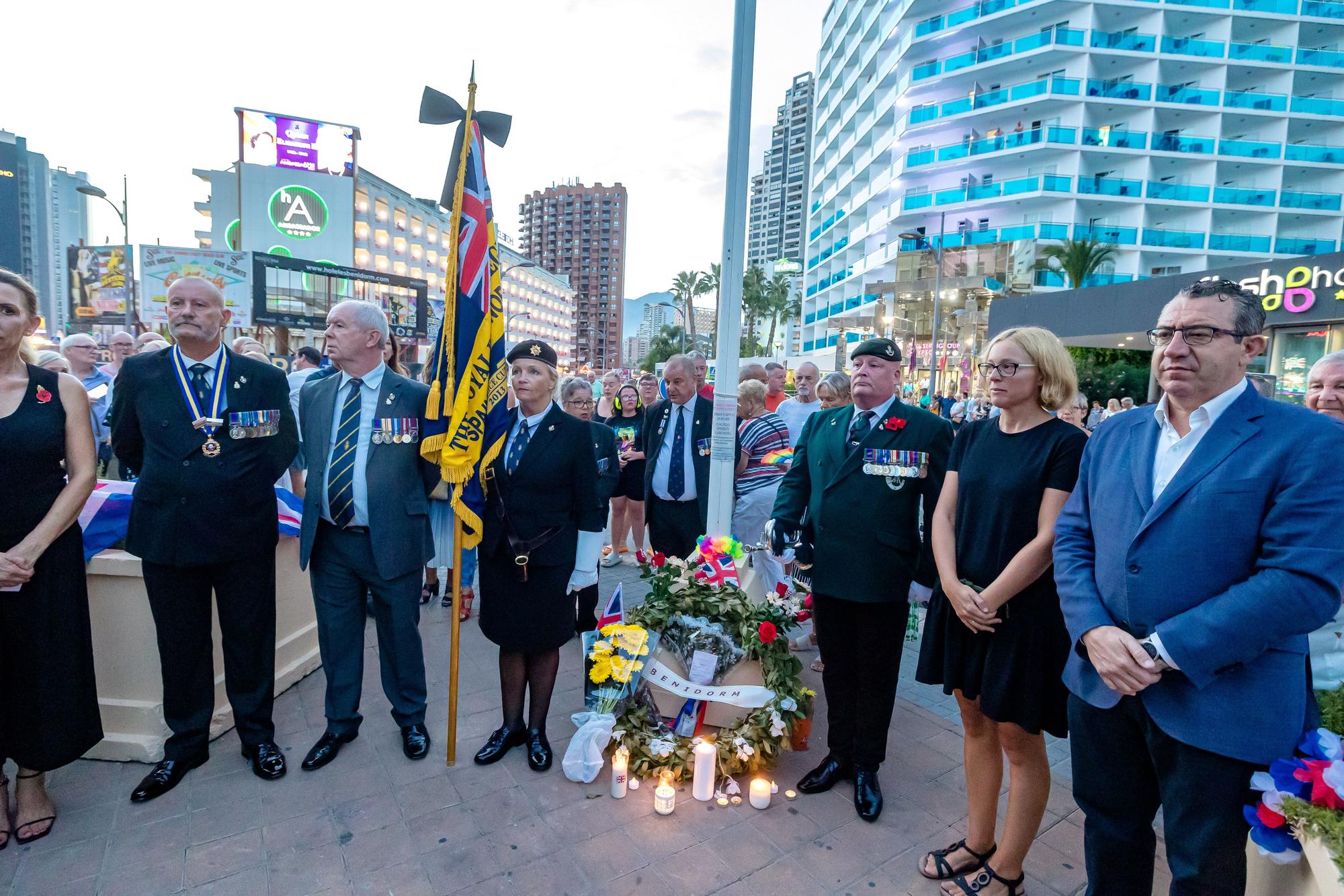 Británicos residentes y turistas de Benidorm rinden un sentido homenaje a Elizabeth II en el espacio habilitado por el Ayuntamiento en la zona inglesa de la ciudad.