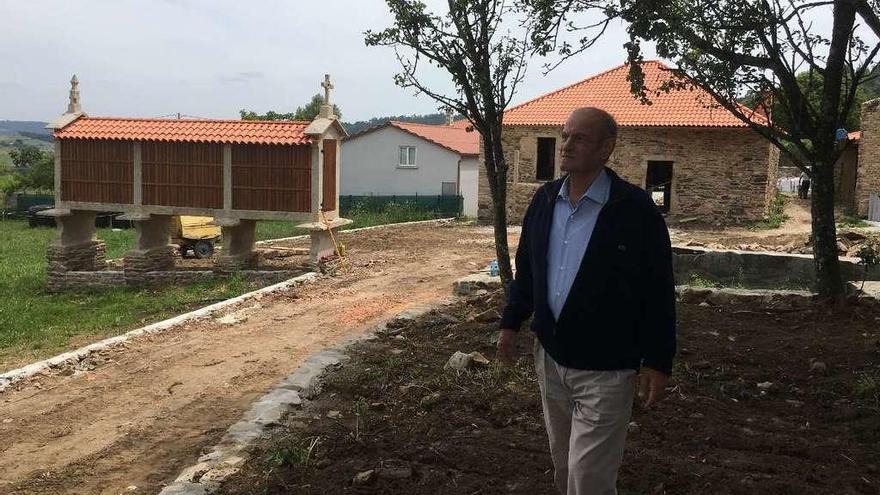 El empresario Magín Froiz supervisa las obras de rehabilitación que se llevan a cabo en su casa familiar de O Corpiño.