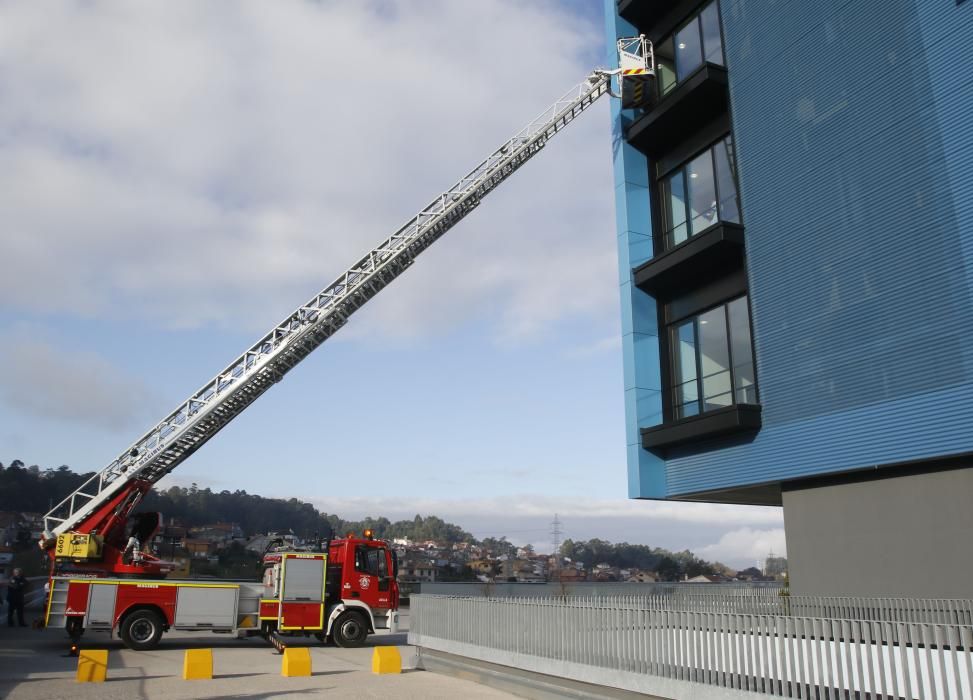 Visita de los bomberos a los niños del Cunqueiro