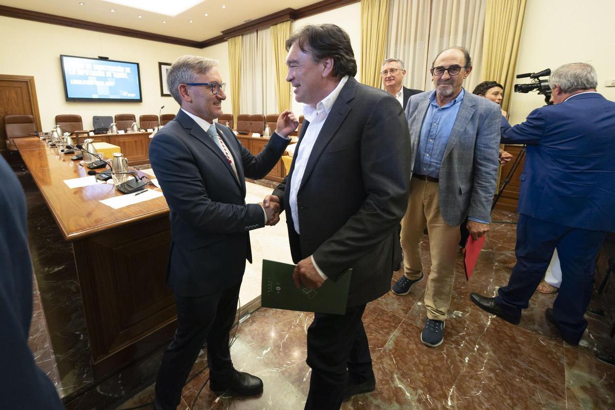 Joaquín Juste (PP) y Tomás Guitarte (Teruel Existe) se saludan el día que el primero fue elegido presidente de la DPT.