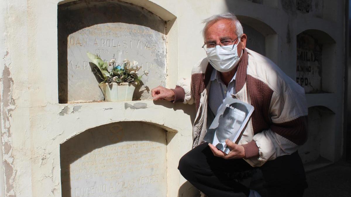 Joan Vergés davant les tombes de la família Arolas.