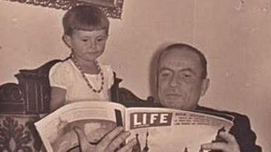 Gemma con su abuelo en 1957.