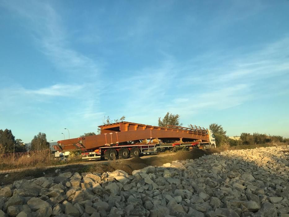 Comienzan a instalar la nueva pasarela de madera del Guadalhorce