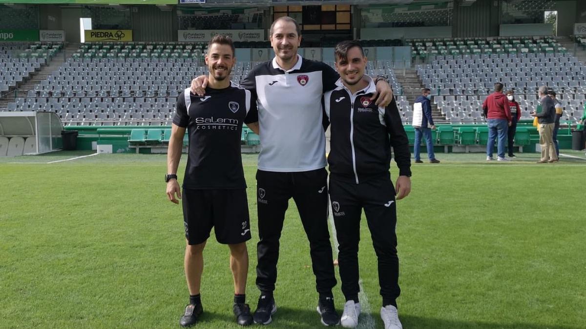 Diego Caro, en el centro, con sus ayudantes en el Salerm Puente Genil.