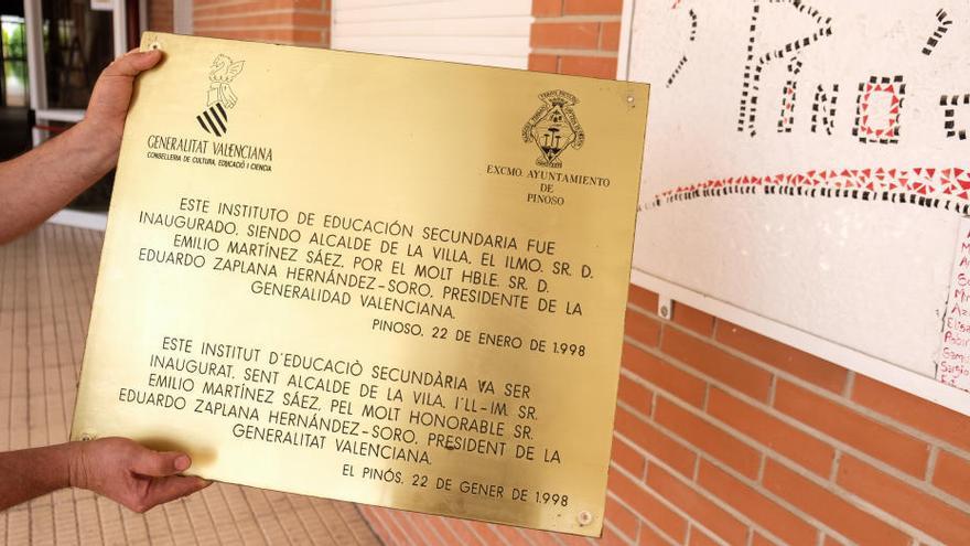 La placa conmemorativa de la inauguración del instituto de Pinoso a cargo de Zaplana cuando era presidente de la Generalitat Valenciana