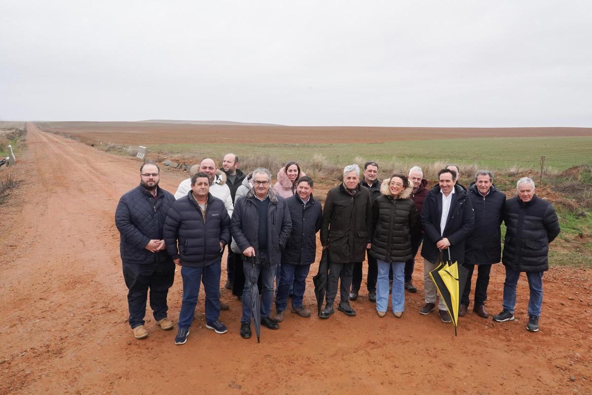 La consejera de Agricultura, Ganadería y Desarrollo Rural, María González, en la concentración parcelaria de Los Oteros, en la provincia de León.