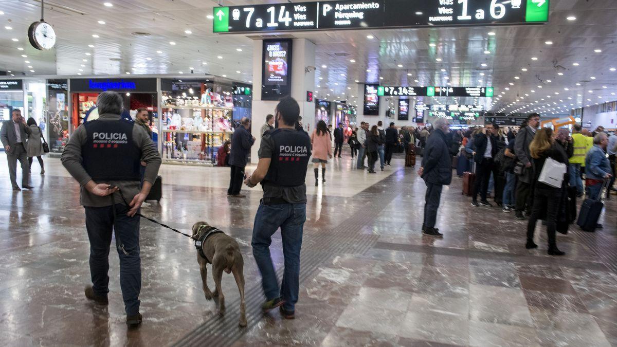 Mossos d'Esquadra en la estación de Sants.