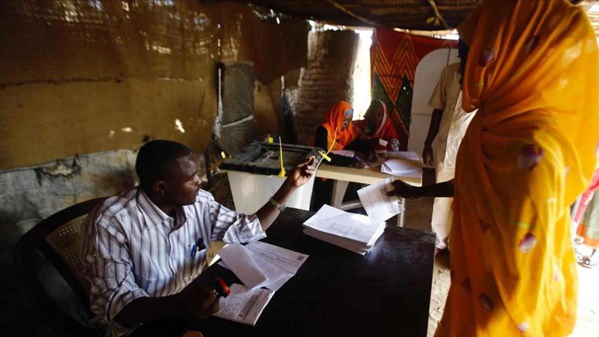 La zona de Darfur, al suroeste de Sudán, elige en un referéndum si mantendrá los cinco estados o se convertirá en un ente semiautónomo.
