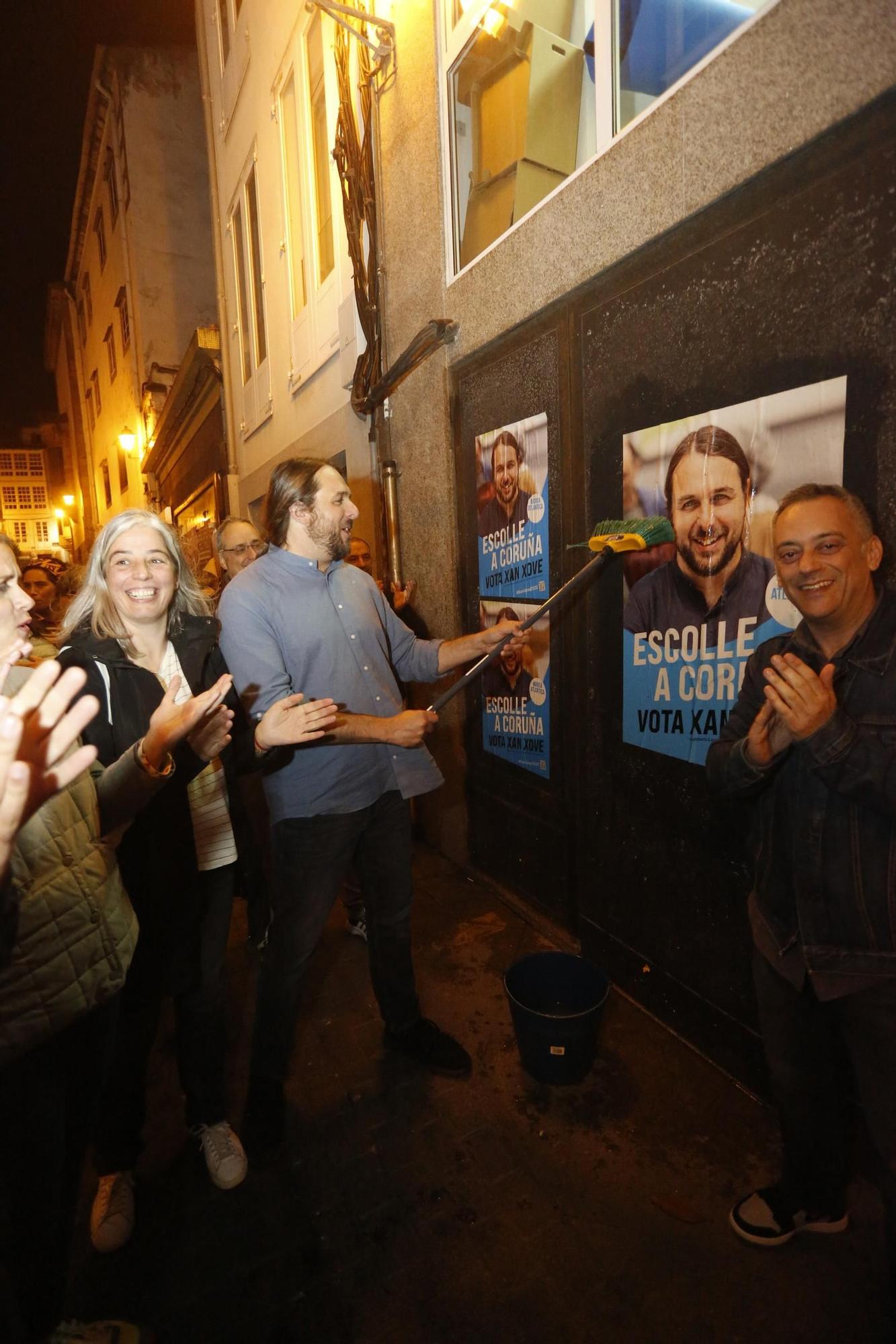 Arranca la campaña electoral: pegada de carteles de Marea Atlántica