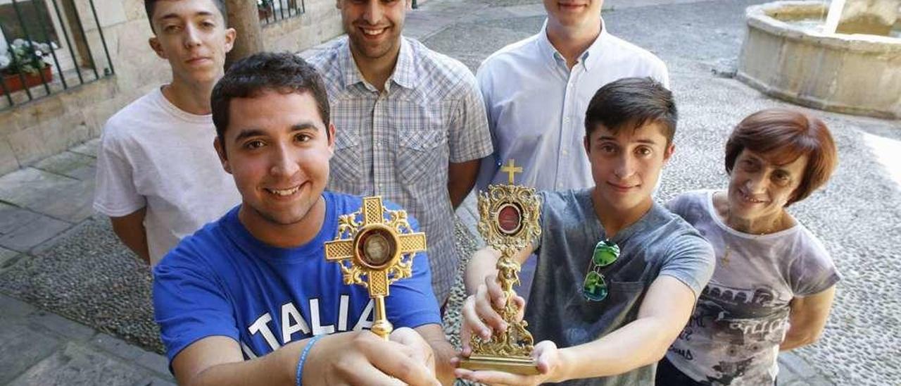 En primer término, Nicolás García (con la reliquia de San Nicolás), David González (con la reliquia de San Francisco) y la catequista Cristina Blanco; detrás, Sergio Valcárcel, Rodrigo Sánchez y Javier Blanco.