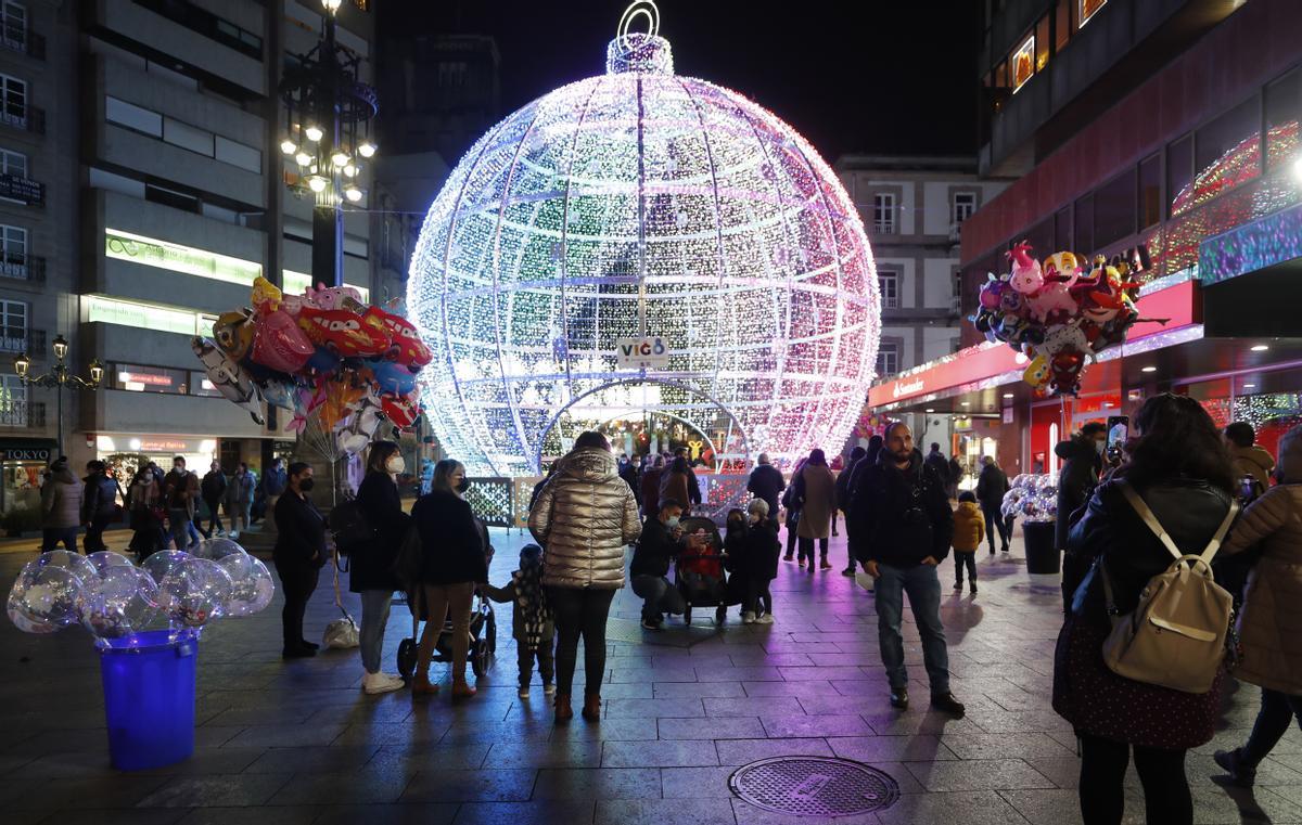 La bola gigante de la Navidad en Vigo se ubica en la farola de Urzáiz.