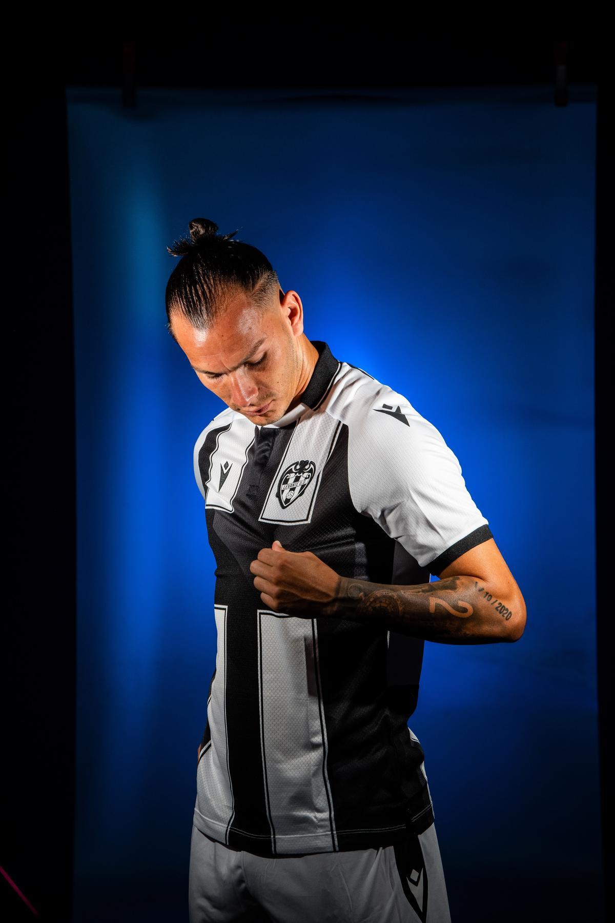 Así es la nueva camiseta del Levante 22/23