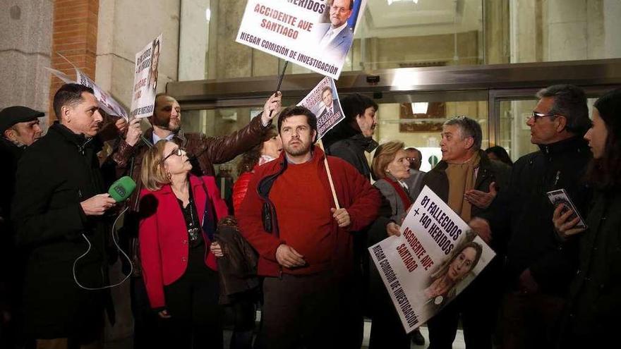 Jesús Domínguez, portavoz de las víctimas del Alvia (en el centro), y Teresa Gómez-Limón (a su derecha), junto a otros miembros de la plataforma a la salida de su reunión con el ministro. // Efe / K. Huesca