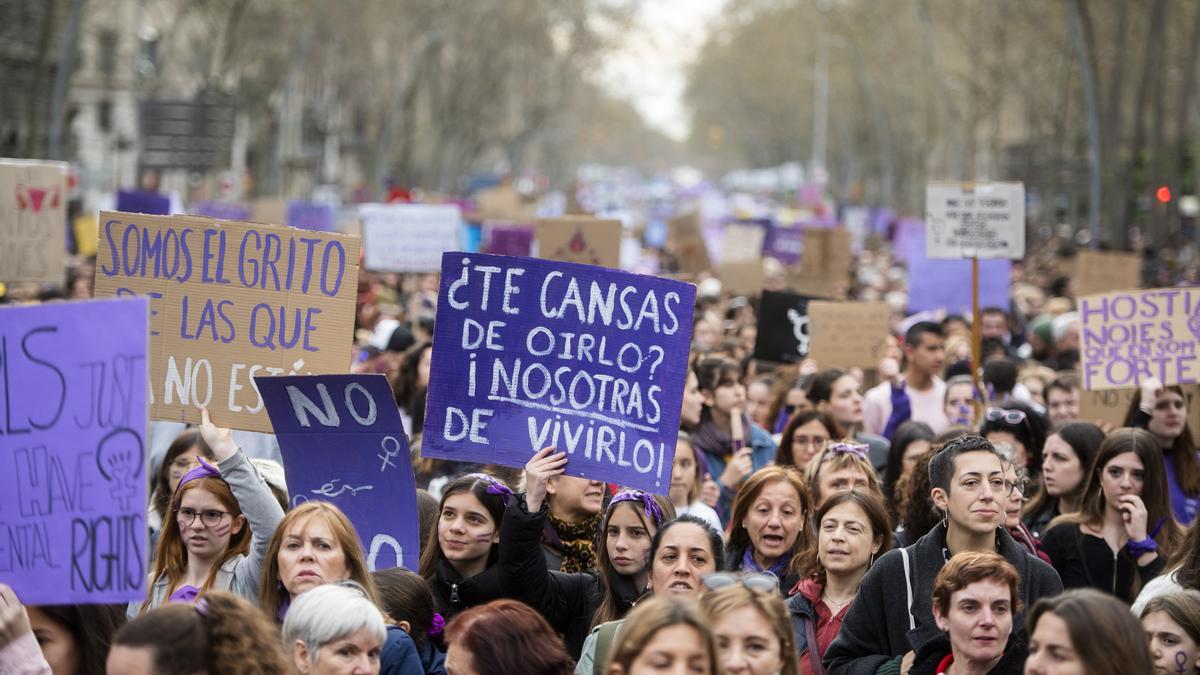 Manifestación feminista en Barcelona con motivo del 8M de 2020