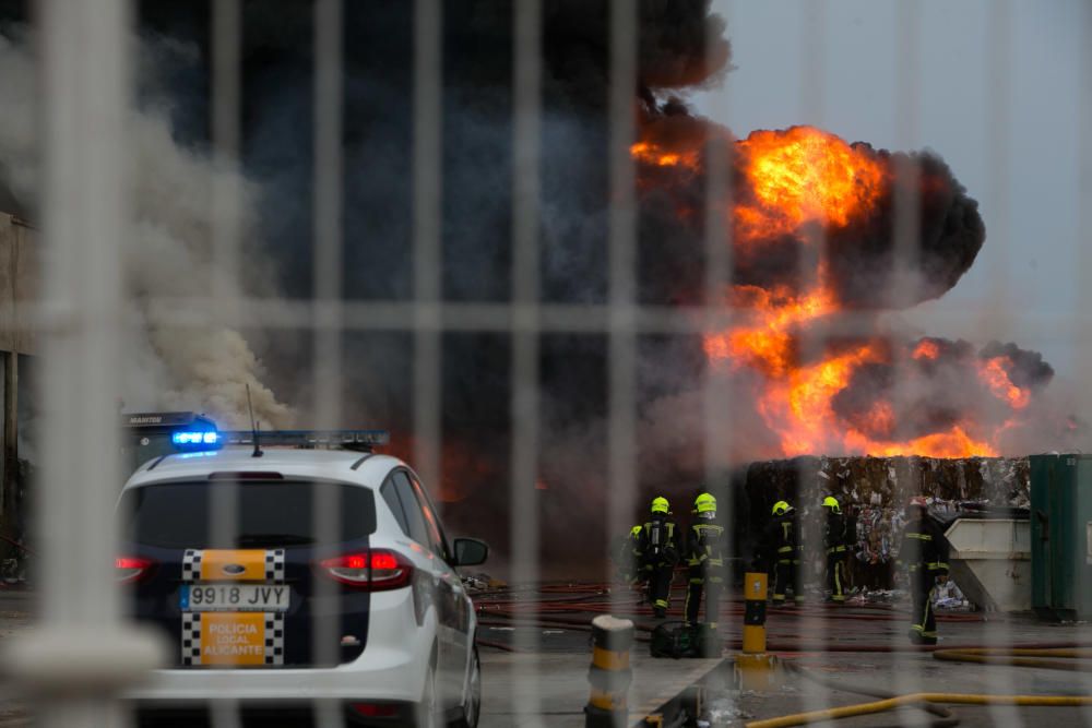 Más de una veintena de bomberos trabajaban anoche para sofocar el complicado incendio.