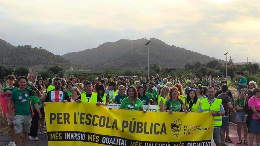Manifestación histórica en les Valls por la enseñanza pública