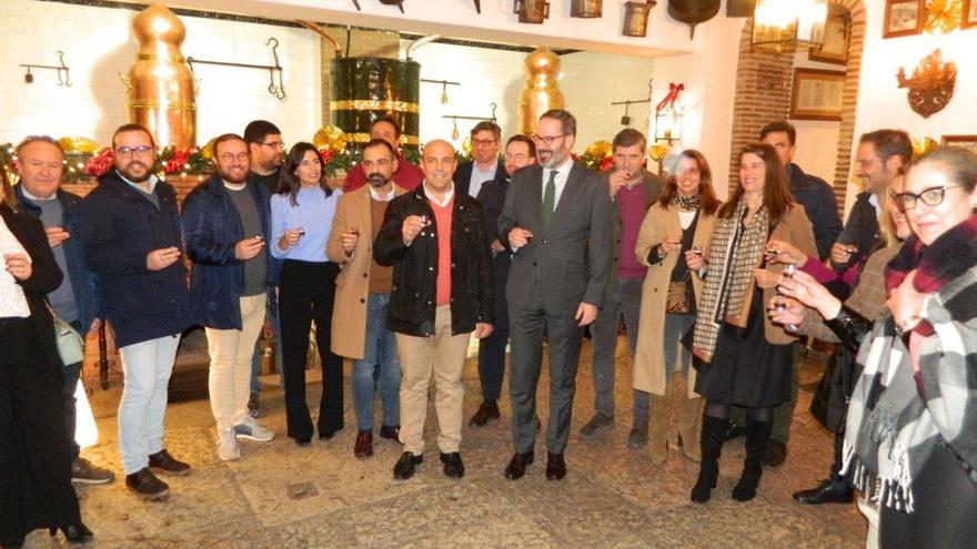 Miembros del comité ejecutivo del PP cordobés, con Adolfo Molina a la cabeza, en el Museo del Anís.