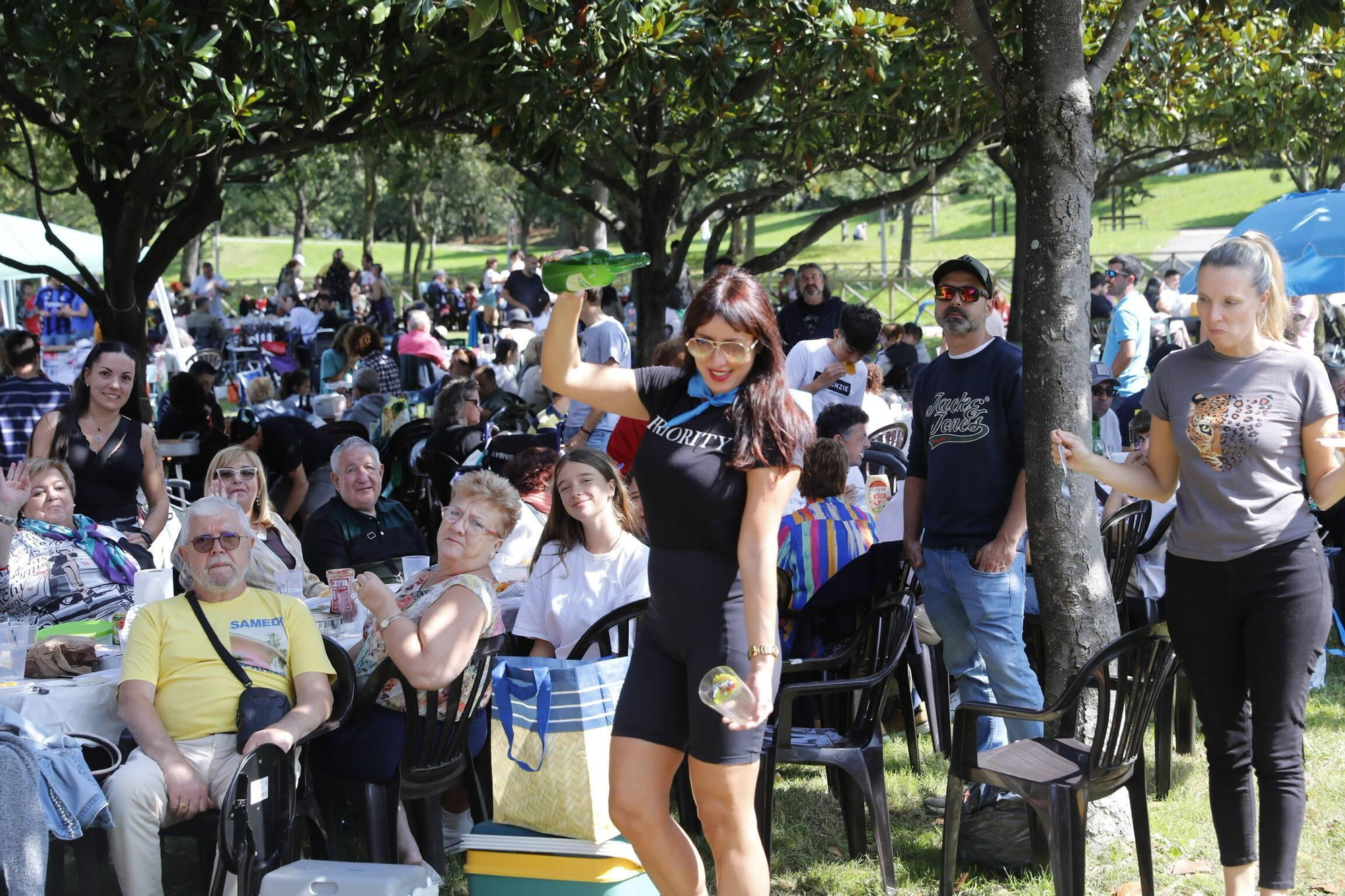 Moreda se zampa sus fiestas con una multitudinaria comida en el parque (en imágenes)