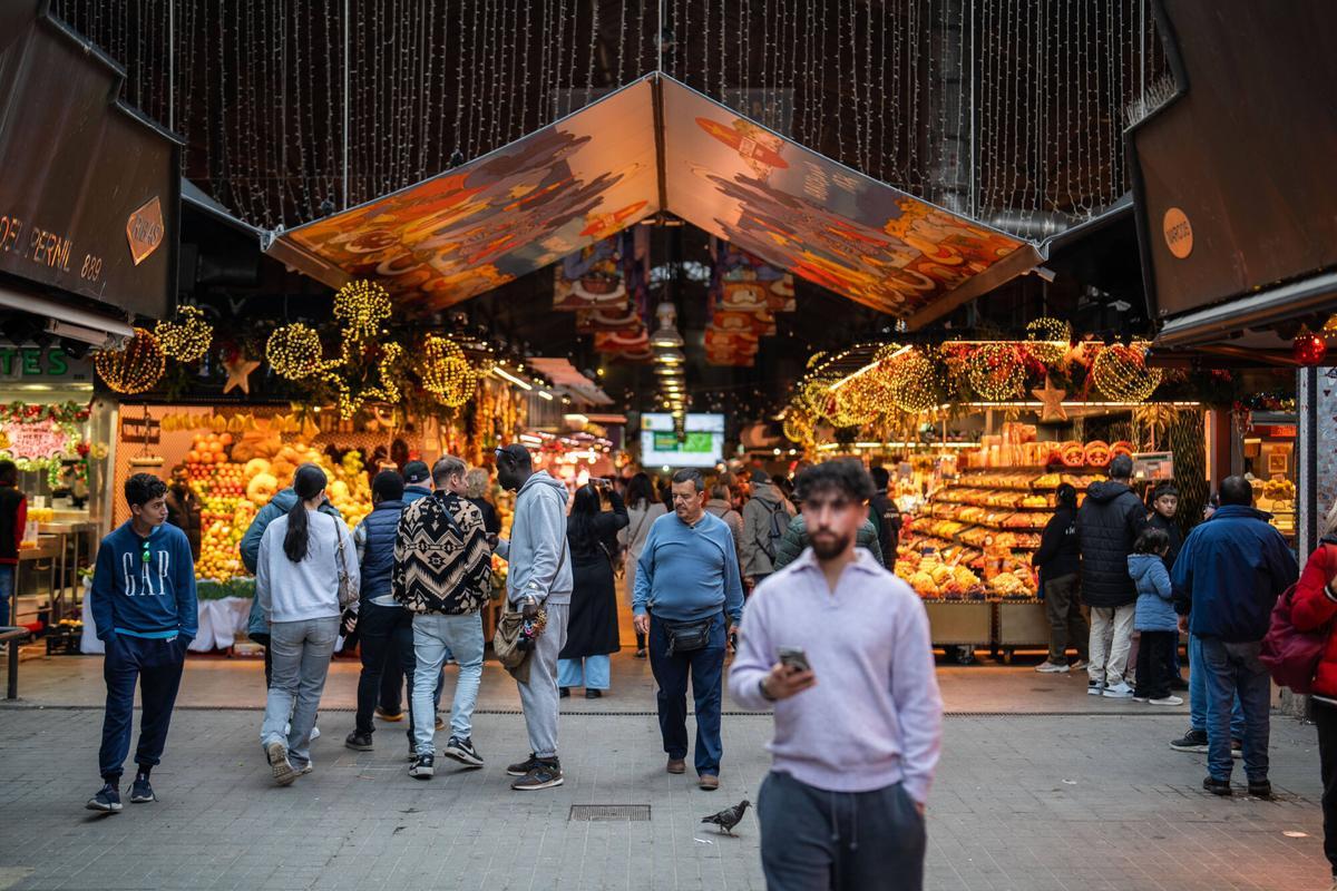 Clientela turística y local convive en los pasillos del Mercat de la Boqueria