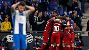 Pipa, lateral del Espanyol, se lamenta tras el último gol de Osasuna, este domingo en Cornellà.