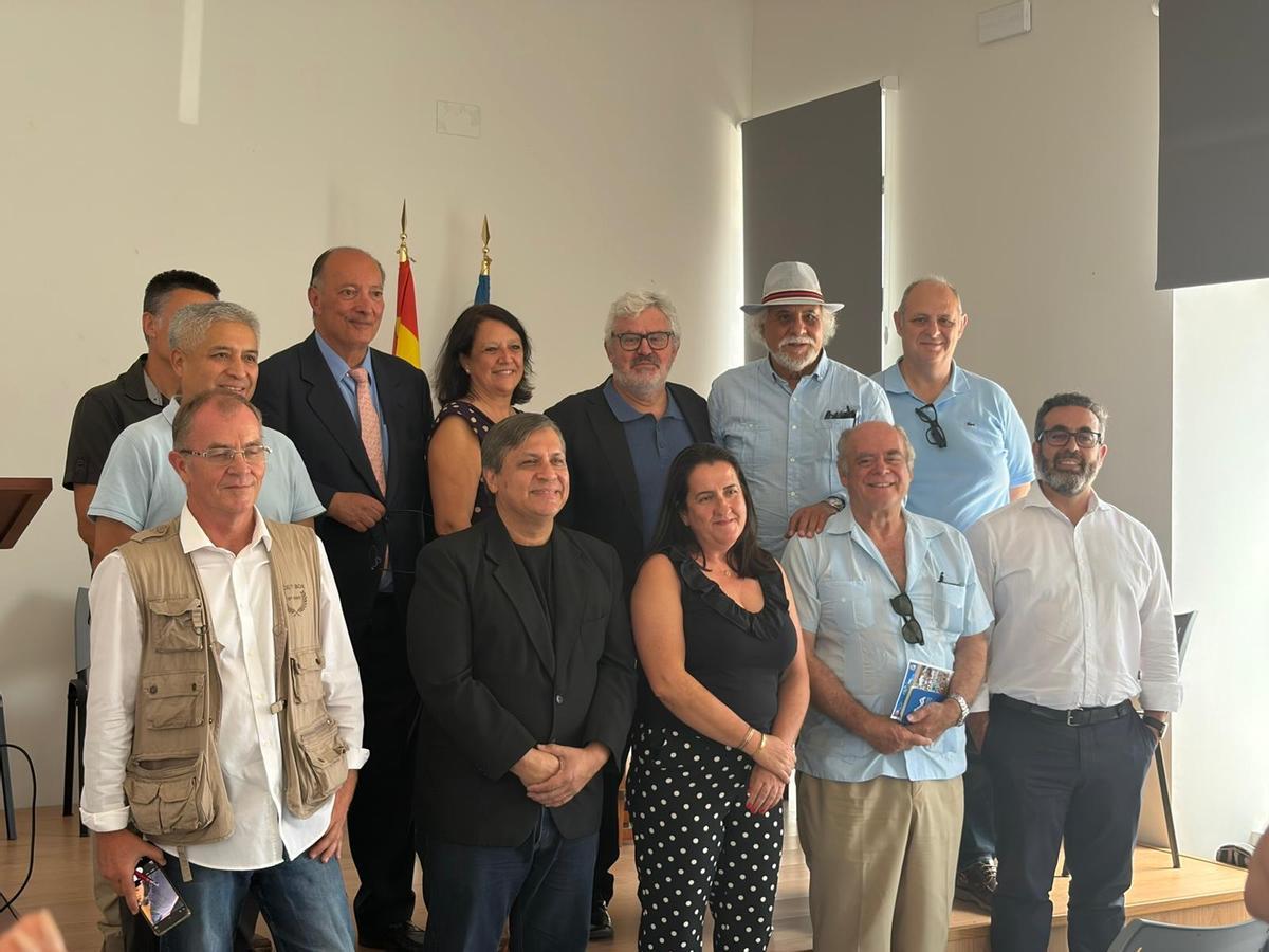 La alcaldesa de Santa Cruz de la Sierra, Belén Corredera, junto a miembros del proyecto