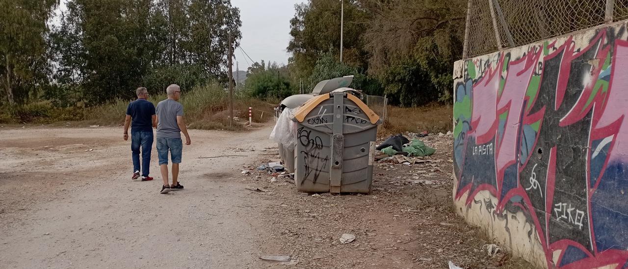 Contenedores y basura al pie, en la calle Rimsky Kórsakov de San Julián, este miércoles.