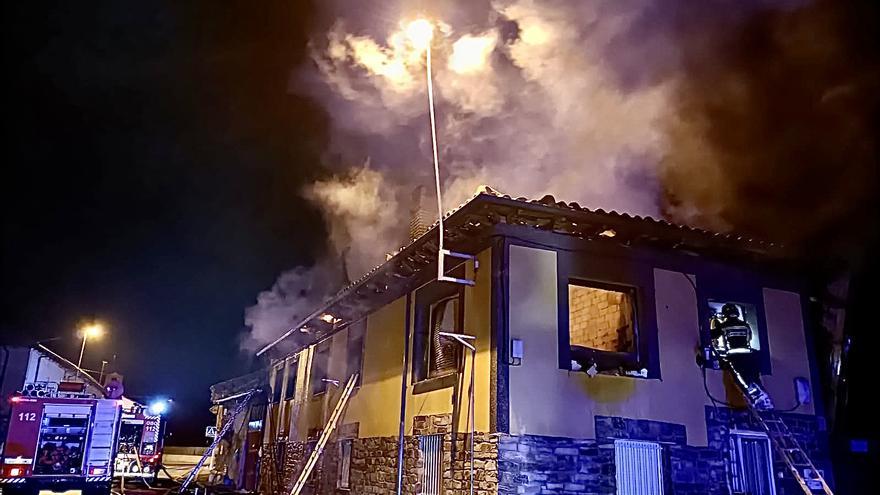 Los Bomberos de León sofocan el incendio en una vivienda de Vega de Antoñán