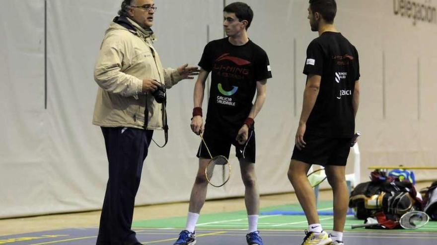 El técnico Rodrigo Sanjurjo da instrucciones a sus jugadores en un partido anterior. // Bernabé