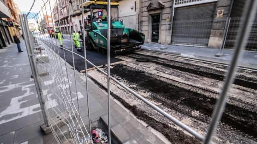 Imagen de los trabajos de asfaltado desarrollados ayer entre Isabel la Católica y Góngora.