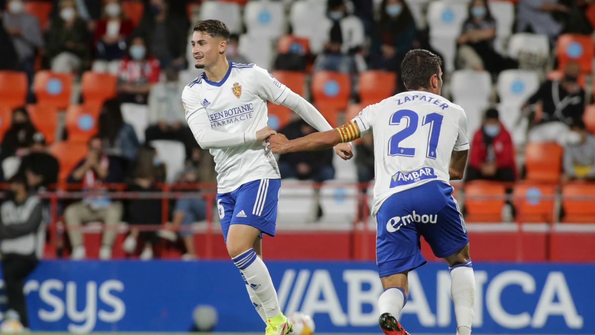 Borja celebra con Zapater el tanto de penalti conseguido el domingo.