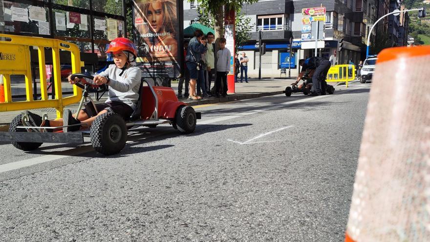 El día sin coche en Mieres: Lecciones viales para niños al volante de karts eléctricos