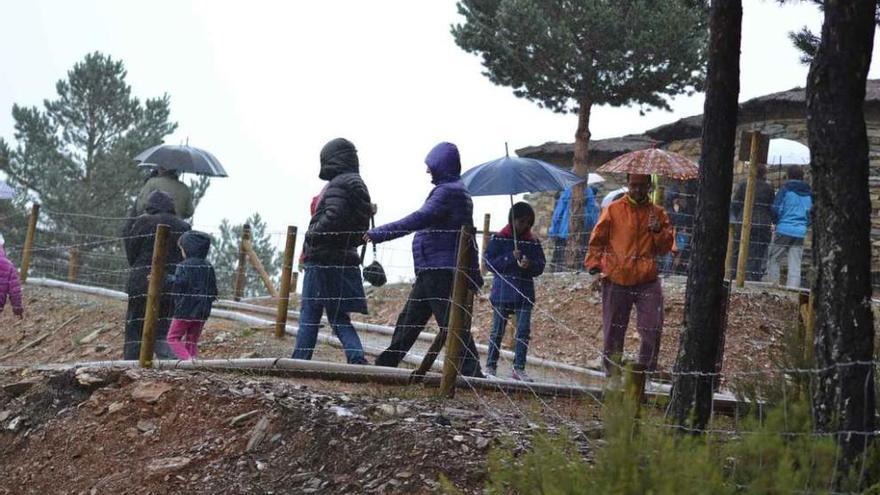 Un grupo de personas durante una de las recientes visitas al Centro del Lobo Ibérico, en Robledo.