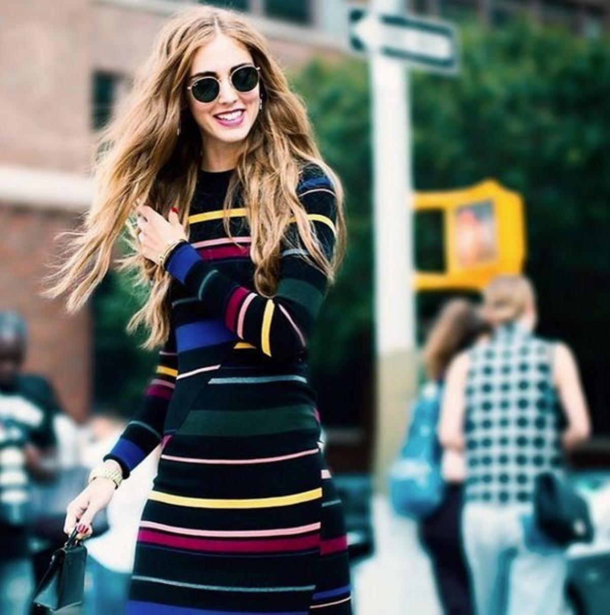 Chiara Ferragni con vestido a rayas