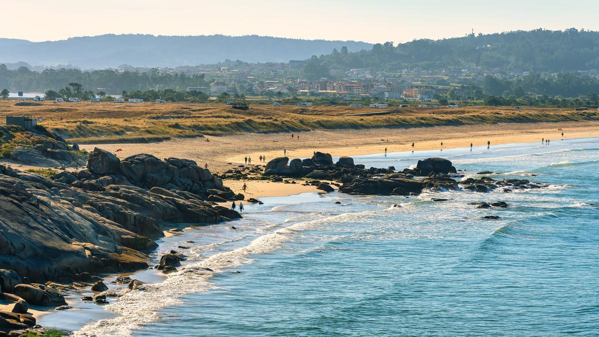 Playa Lanzada al atardecer en la costa gallega de Grove