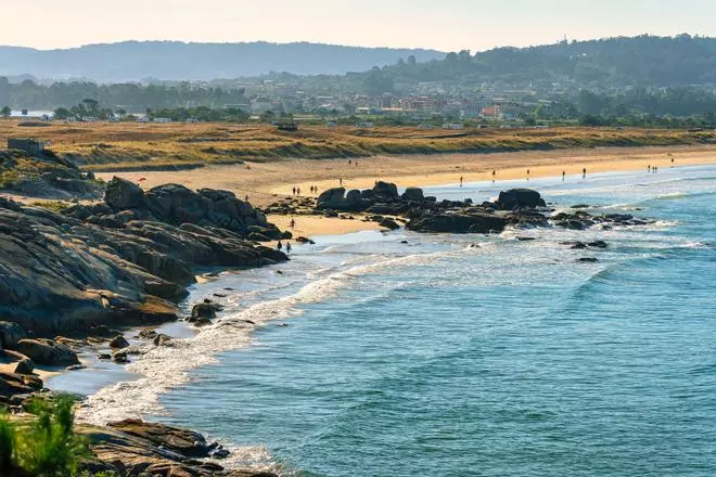 El pueblo donde mejor se come marisco en Galicia tiene vistas a la ría de Arousa y una ermita única