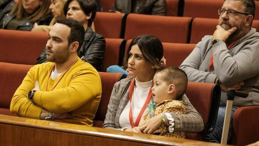 José Antonio y Marta, padres de Adrián, y José Luis e Isabel, padres de Abel, el pasado jueves durante la sesión de control del Parlamento andaluz.