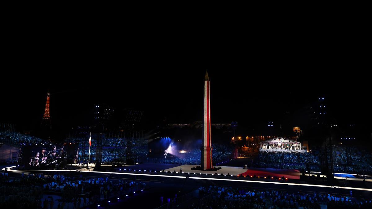 Momento en el que se iza la bandera francesa duranta la inauguración de los JJPP 2024