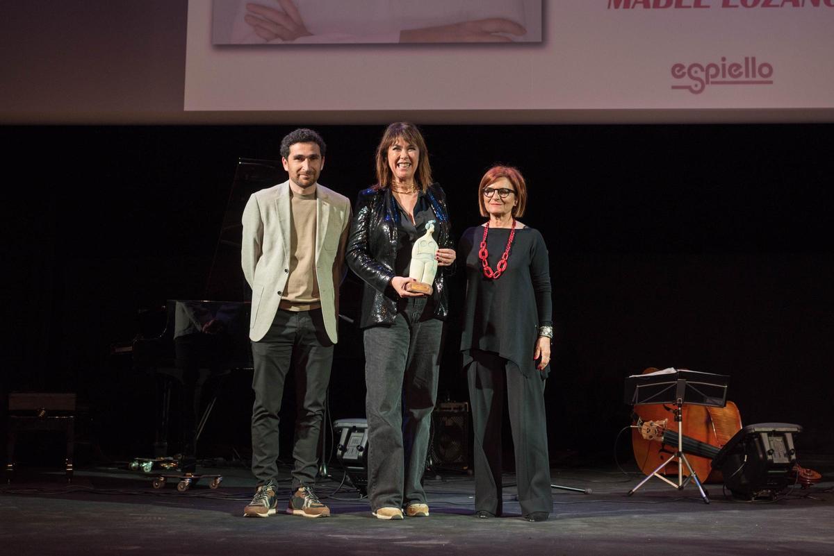 Mabel Lozano con la Siñal d'onor, premio honorífico del Espiello.