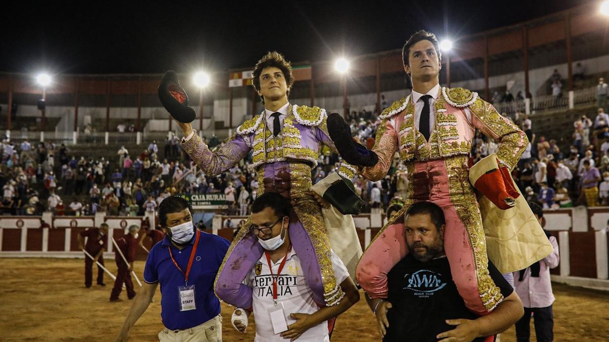 Rey y Duque salen por la puerta grande del coso zamorano