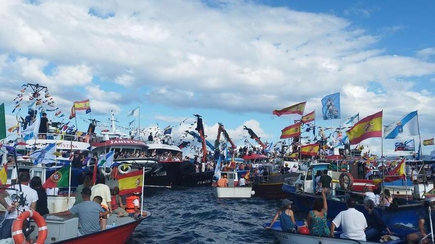 O Morrazo se echa al mar para rendir homenaje a la Virgen del Carmen