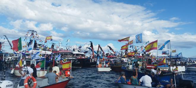 O Morrazo se echa al mar para rendir homenaje a la Virgen del Carmen
