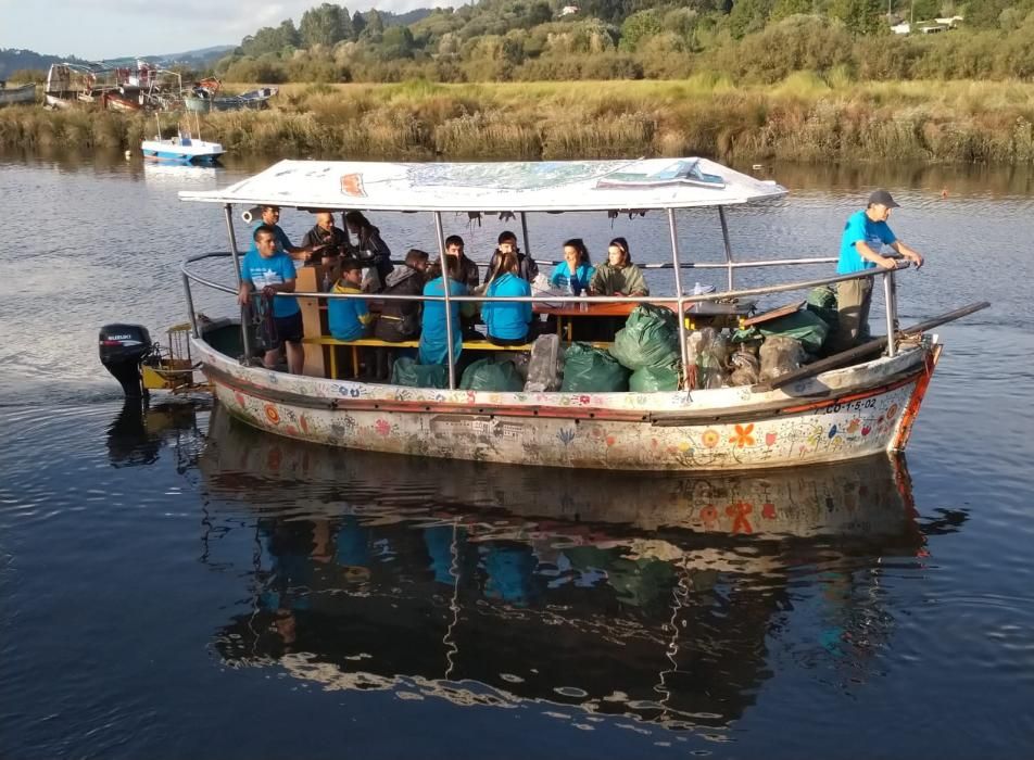 Betanzos retira basura de la ría con su Eco-Regata