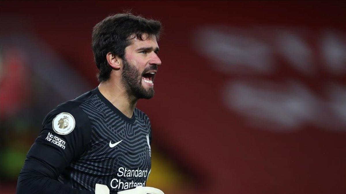 Alisson en un encuentro con el Liverpool