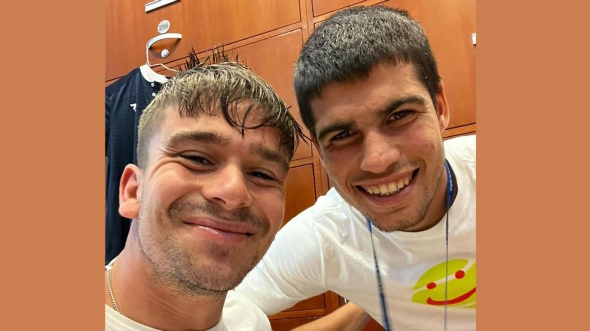 Martín de la Puente y Carlos Alcaraz en el vestuario del Flushing Meadows de Nueva York.