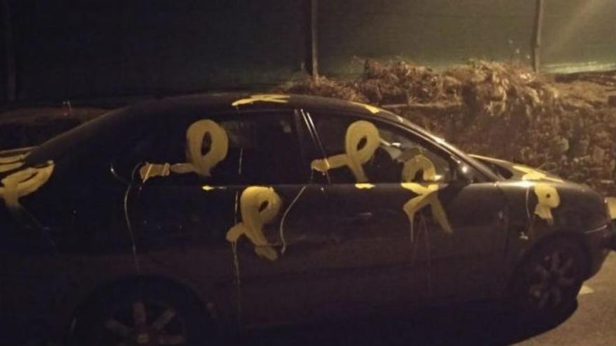 El coche de una de las personas que retiró cruces amarillas de la playa aparece con pintadas